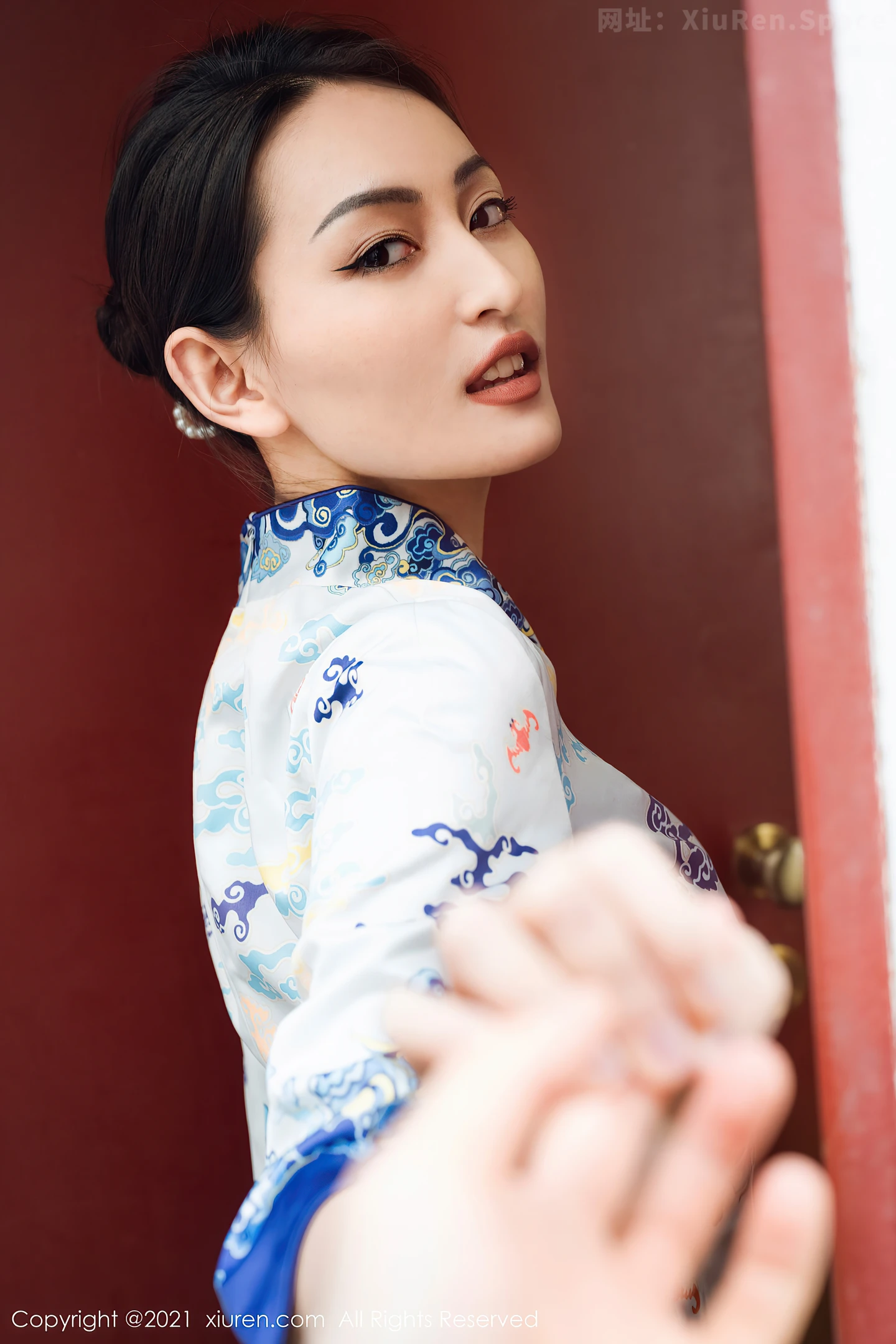 图片[5]-[XiuRen秀人网]VOL.3521 嫩模陈舒羽旗袍女友主题半脱露性感内衣秀完美身材诱惑写真46P-秀人网官方网站